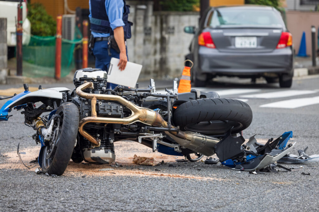 バイクと車の追突事故で、異議申立により後遺障害等級併合14級を獲得、合計約310万円で示談解決した事例