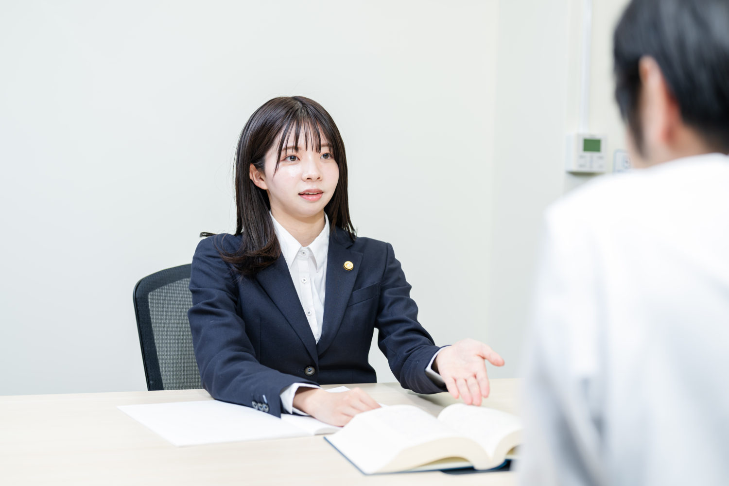 担当弁護士が法律相談を行っている様子