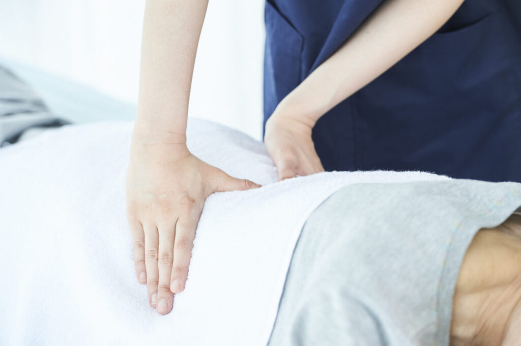 日常生活での事故で胸椎圧迫骨折を負ったものの、保険会社は骨挫傷と判断し後遺障害非該当とされた事例において、弁護士の異議申立により変形障害8級相当が認定され、保険金300万円を獲得。